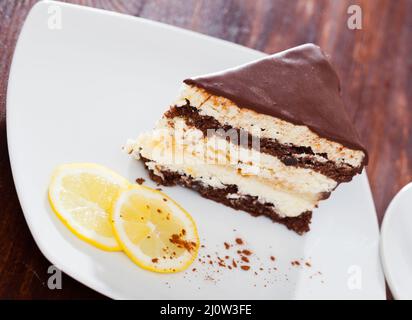Gâteau au chocolat et au citron sur une assiette blanche Banque D'Images