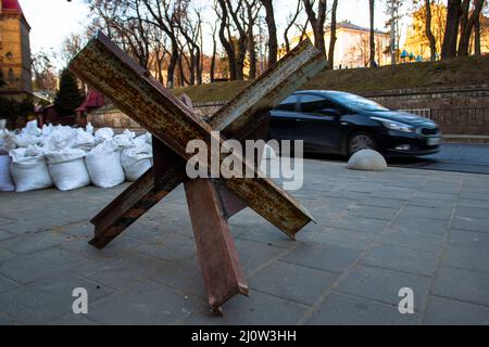 Lviv, Ukraine. 20th mars 2022. Les hérissons tchèques à côté d'une route. Alors que la guerre continue de faire des ravages en Ukraine, la ville de Lviv reste intacte. Crédit : SOPA Images Limited/Alamy Live News Banque D'Images