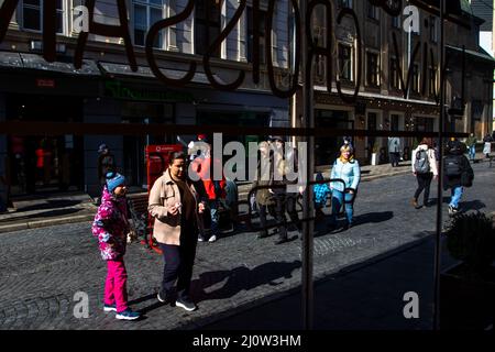 Lviv, Ukraine. 20th mars 2022. Les gens voient dans les rues de Lviv. Alors que la guerre continue de faire des ravages en Ukraine, la ville de Lviv reste intacte. Crédit : SOPA Images Limited/Alamy Live News Banque D'Images