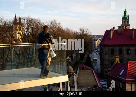 Lviv, Ukraine. 20th mars 2022. Un couple embrasse au Memorial of the Heavenly Company Heroes. Alors que la guerre continue de faire des ravages en Ukraine, la ville de Lviv reste intacte. Crédit : SOPA Images Limited/Alamy Live News Banque D'Images