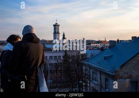 Lviv, Ukraine. 20th mars 2022. Les gens regardent la ville de Lviv au coucher du soleil. Alors que la guerre continue de faire des ravages en Ukraine, la ville de Lviv reste intacte. Crédit : SOPA Images Limited/Alamy Live News Banque D'Images