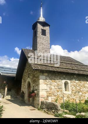 Église traditionnelle du village de Chinaillon, le Grand-Bornand Banque D'Images