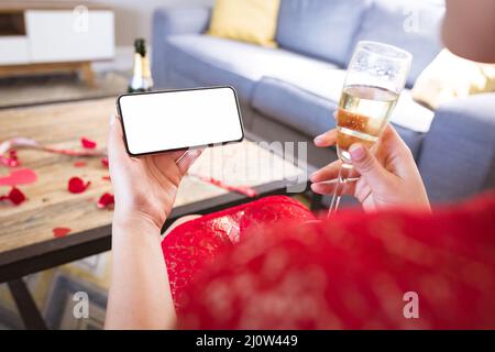 Mi-section de la jeune femme sur la date virtuelle par smartphone avec espace de copie Banque D'Images