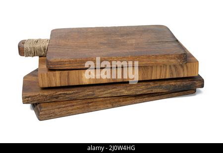 Pile de bois vide rectangulaire vieux planches à découper de cuisine. Arrière-plan blanc Banque D'Images