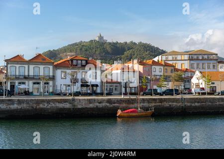 Viana do Castelo vue de l'autre côté de la rivière avec des bateaux et Santa Luzia chruch sanctuaire sur la colline, en Portug Banque D'Images