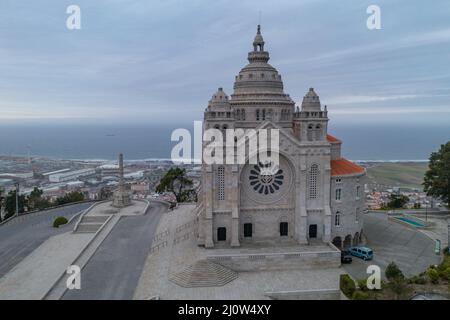 Santa Luzia église sanctuaire drone vue aérienne à Viana do Castelo et l'océan atlantique sur le fond, au Portugal Banque D'Images