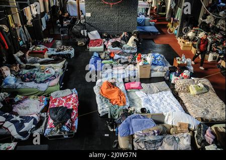 Lviv, Ukraine. 20th mars 2022. Les gens vus dans un gymnase converti pour un hébergement pour les réfugiés de l'agression militaire russe en Ukraine. (Photo de Mykola TYS/SOPA Images/Sipa USA) crédit: SIPA USA/Alay Live News Banque D'Images