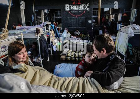 Lviv, Ukraine. 20th mars 2022. Les gens vus dans un gymnase converti pour un hébergement pour les réfugiés de l'agression militaire russe en Ukraine. (Photo de Mykola TYS/SOPA Images/Sipa USA) crédit: SIPA USA/Alay Live News Banque D'Images