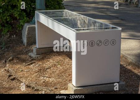 Moscenicka Draga, Croatie, 12 août 2021 - Steora Solar Smart Bench près de la plage. La paillasse intelligente fournit la température et la weat Banque D'Images