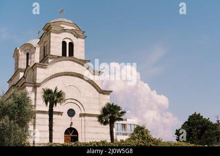 Église de Saint-Sava à Tivat sur fond de ciel bleu.Monténégro Banque D'Images