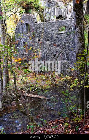 Vue panoramique sur le mur extérieur de l'ancien moulin de Mitchell, dans la zone de loisirs des grottes de Blanchard Springs. North Sylamore Creek s'étend sous l'ancienne usine Banque D'Images