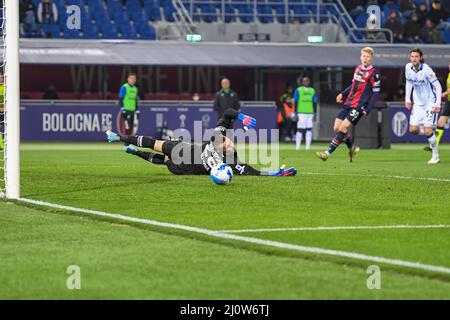 Stade Renato Dall'Ara, Bologne, Italie, 20 mars 2022, Le gardien de but Lukasz Skorupski de Bologne sauve un but pendant le match du FC de Bologne contre Atalanta BC - football italien Serie A Banque D'Images