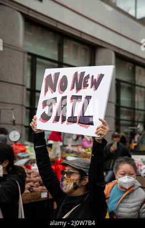 New York, États-Unis. 20th mars 2022. Environ 900 membres de la communauté et représentants élus ont participé à une marche et se sont ralliés à Columbus Park à Chinatown, NY le 20 mars 2022, manifestant contre la construction d'une prison de $2,3 milliards de méga-prisons, qui devrait être la plus haute du monde (photo de Karla coté/Sipa USA) crédit : SIPA USA/Alamy Live News Banque D'Images