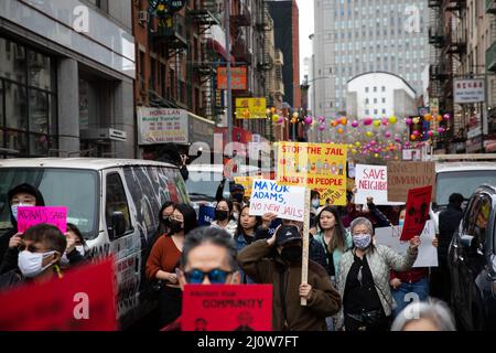 New York, États-Unis. 20th mars 2022. Environ 900 membres de la communauté et représentants élus ont participé à une marche et se sont ralliés à Columbus Park à Chinatown, NY le 20 mars 2022, manifestant contre la construction d'une prison de $2,3 milliards de méga-prisons, qui devrait être la plus haute du monde (photo de Karla coté/Sipa USA) crédit : SIPA USA/Alamy Live News Banque D'Images