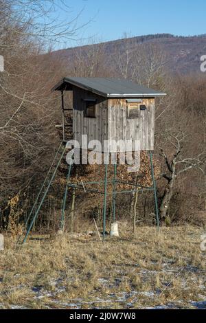 Tour de chasse en bois près de la forêt.Siège Huntsman haut en hiver. Banque D'Images