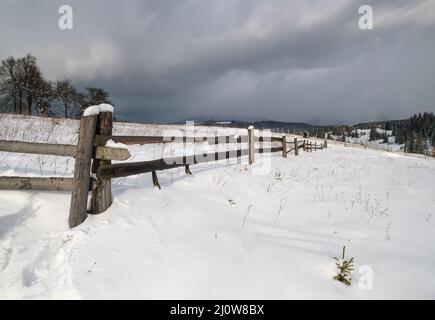 En hiver, les environs isolés des villages de montagne alpine, les collines de campagne, les bosquets et les terres agricoles Banque D'Images