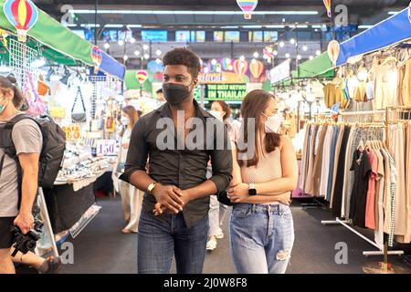 Deux amis multiethniques visitant des magasins dans un centre commercial Banque D'Images