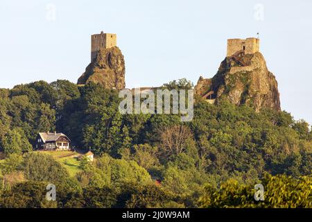 Les ruines du château de Trosky, deux tours appelées pana et baba, le Paradis tchèque, la Bohême, la République tchèque Banque D'Images