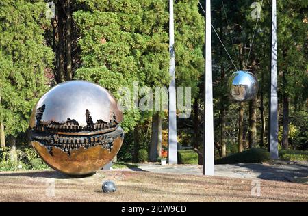 Sfera con Sfera par Arnaldo Pomodoro. Musée en plein air de Hakone. Japon Banque D'Images