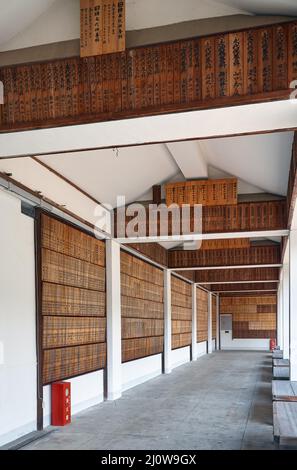 Cloître avec les tablettes commémoratives en bois commémorant le mort de guerre Ryozen Kannon. Kyoto. Japon Banque D'Images