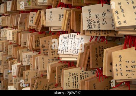 Petites plaques de bois (ema) avec les souhaits des fidèles au temple Kiyomizu-dera. Kyoto. Japon Banque D'Images