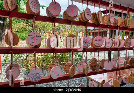 Petites plaques de bois (ema) avec les souhaits des fidèles au sanctuaire Hirano. Kyoto. Japon Banque D'Images