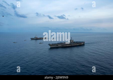 Mer Ionienne, Grèce. 18 mars 2022. Marine américaine le porte-avions de classe Nimitz USS Harry S. Truman, Bottom, navigue en formation avec le porte-avions français FS Charles de Gaulle, TOP, pendant les opérations de l'OTAN, le 18 mars 2022 dans la mer Ionienne. Les États-Unis et l'OTAN ont accru leurs opérations militaires dans la région à la suite de l'invasion de l'Ukraine par la Russie. Crédit : MC3 Bela Chambers/États-Unis Navy/Alamy Live News Banque D'Images