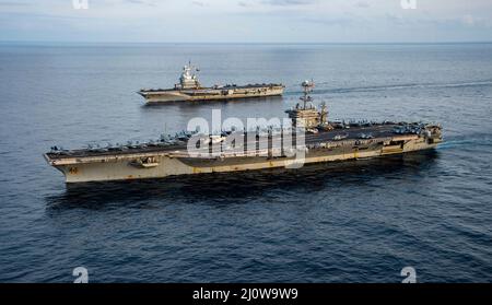 Mer Ionienne, Grèce. 18 mars 2022. Marine américaine le porte-avions de classe Nimitz USS Harry S. Truman, Bottom, navigue en formation avec le porte-avions français FS Charles de Gaulle, TOP, pendant les opérations de l'OTAN, le 18 mars 2022 dans la mer Ionienne. Les États-Unis et l'OTAN ont accru leurs opérations militaires dans la région à la suite de l'invasion de l'Ukraine par la Russie. Crédit : MC3 Bela Chambers/États-Unis Navy/Alamy Live News Banque D'Images