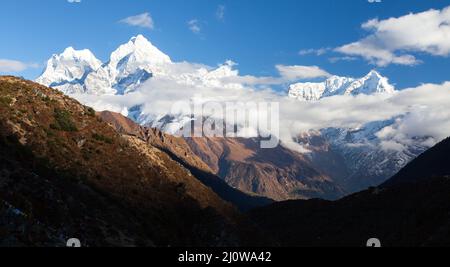 Mont Kangtega et Mont Thamserku, magnifiques monts au-dessus de Namche Bazar sur le chemin de l'Everest base Camp, Népal Himalaya montagne Banque D'Images