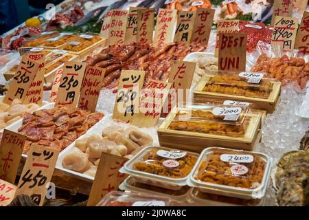 Le comptoir avec des fruits de mer de différentes sortes sur le marché japonais. Japon Banque D'Images