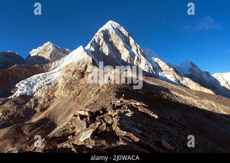 Vue en soirée au sommet de Kala Patthar et du mont Pumo RI près du village de Gorak Shep, vallée de Khumbu, parc national de Sagarmatha, montagnes du Népal Himalaya Banque D'Images