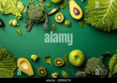 Mise en page créative concept alimentaire fait de fruits et légumes verts sur fond vert Banque D'Images