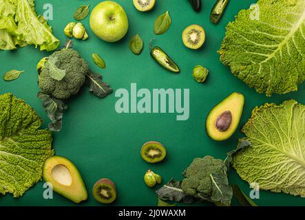 Mise en page créative concept alimentaire fait de fruits et légumes verts sur fond vert Banque D'Images