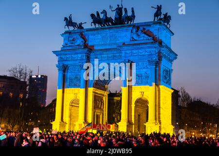 Milan, Italie - 03 19 2022: Protestation contre l'invasion de l'Ukraine à Peace Arch Banque D'Images