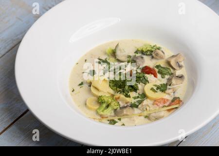 Soupe de noix de coco thaïlandaise sur bois Banque D'Images