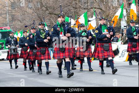 Toronto, Canada. 20th mars 2022. Un groupe se produit lors de la parade de la Saint-Patrick de Toronto en 2022, à Toronto, au Canada, le 20 mars 2022. Le défilé de la Saint-Patrick est retourné dimanche à Toronto après une absence de deux ans en raison de la pandémie COVID-19. Credit: Zou Zheng/Xinhua/Alamy Live News Banque D'Images