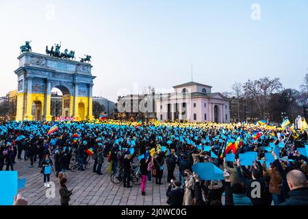 Milan, Italie - 03 19 2022: Protestation contre l'invasion de l'Ukraine à Peace Arch Banque D'Images