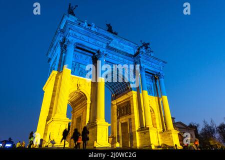 Milan, Italie - 03 19 2022: Protestation contre l'invasion de l'Ukraine à Peace Arch Banque D'Images