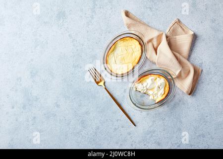 Délicieux cocotte de fromage cottage en verre de porc avec crème aigre. Cuisine russe traditionnelle pour le petit déjeuner - Zapekan Banque D'Images