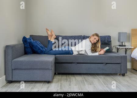 Une magnifique jeune femme blonde aime son temps à la maison seul dans son appartement Banque D'Images