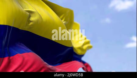 Gros plan détaillé du drapeau national de la Colombie qui agite dans le vent par temps clair Banque D'Images