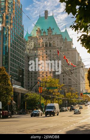 Vue sur la ville moderne au coucher du soleil. Le centre-ville avec de grands bureaux de Vancouver Banque D'Images