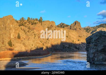 pleine lune qui s'élève au-dessus de la rivière missouri et des falaises près de dearborn, montana Banque D'Images