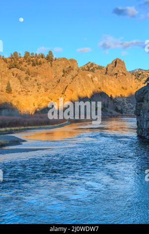 pleine lune qui s'élève au-dessus de la rivière missouri et des falaises près de dearborn, montana Banque D'Images