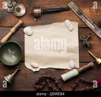 Bol en cuivre tibétain chantant avec un clapper en bois, objets pour la méditation et la médecine alternative, vue de dessus. Plongée dans un t Banque D'Images