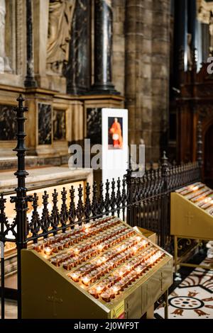 Stand pour bougies votives dans une église catholique Banque D'Images