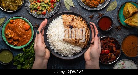 Buffet de plats indiens variés sur une table en béton rustique Banque D'Images