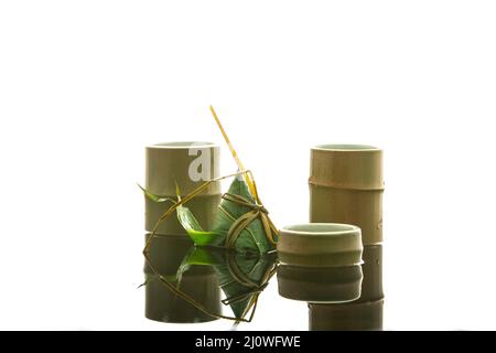 Photographie créative, Zongzi (boulettes de riz) et tasses de bambou Banque D'Images