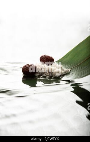 Photographie créative, Zongzi (boulonnage de riz) préparation, cuisine traditionnelle chinoise Banque D'Images