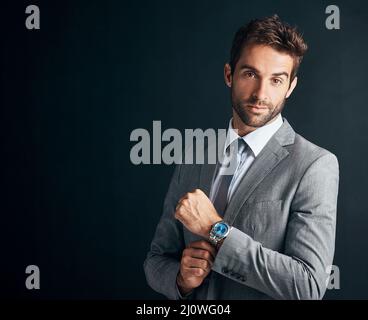 Habillez-vous comme vous voulez dire affaires. Photo studio d'un jeune homme d'affaires confiant et élégamment habillé sur fond noir. Banque D'Images